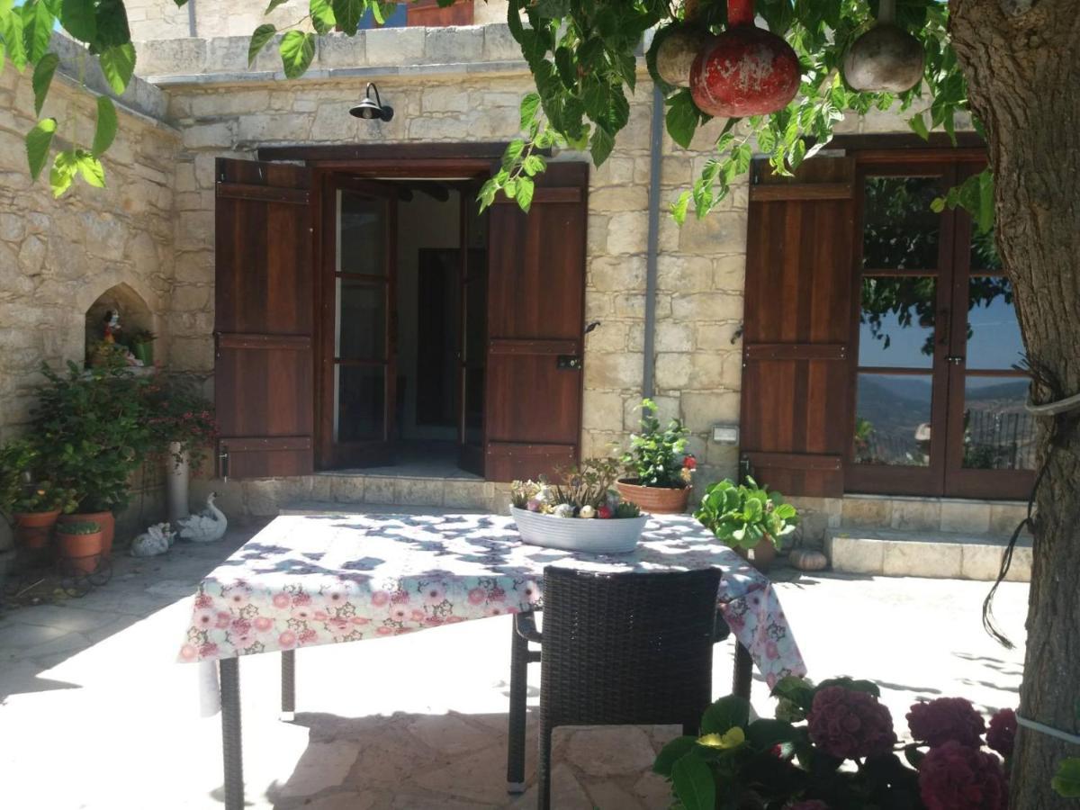 Georgia'S House Bed and Breakfast Fyti Buitenkant foto